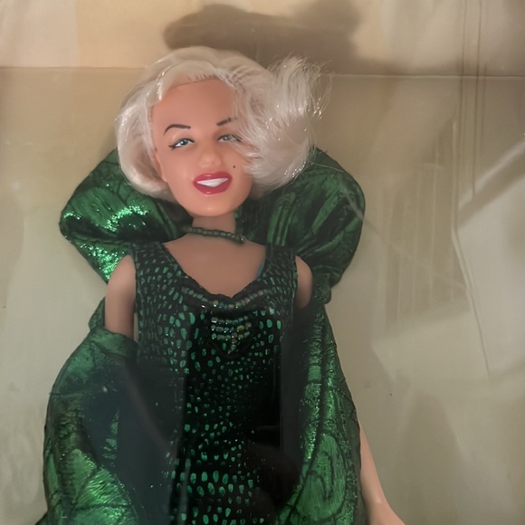 Marilyn monroe collector series doll - Picture 2 of 4